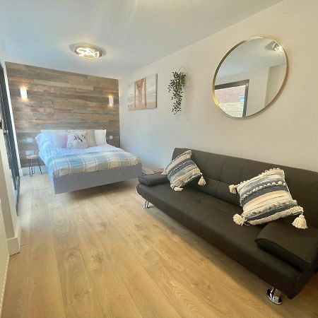 Cloud9 Guest House - By Coastline Retreats - 2 Bedroom Self Contained Garden Flat - Luxury Bath, Netflix, Superfast Wifi, Parking Included Борнмут Экстерьер фото