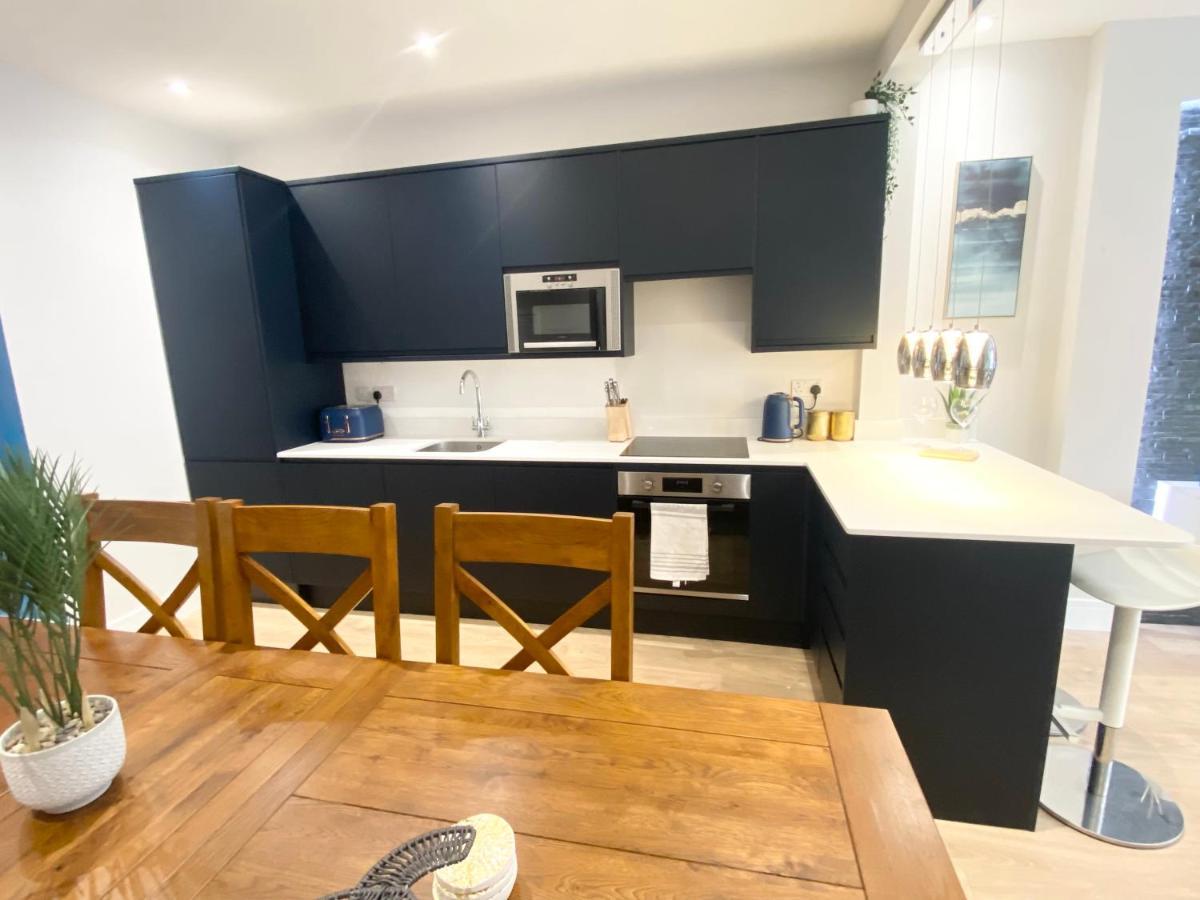 Cloud9 Guest House - By Coastline Retreats - 2 Bedroom Self Contained Garden Flat - Luxury Bath, Netflix, Superfast Wifi, Parking Included Борнмут Экстерьер фото