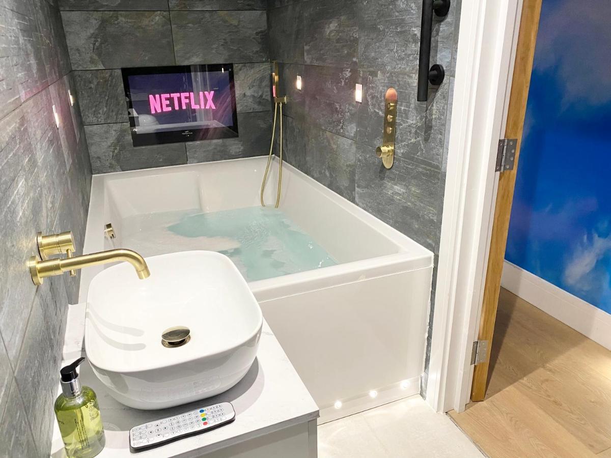 Cloud9 Guest House - By Coastline Retreats - 2 Bedroom Self Contained Garden Flat - Luxury Bath, Netflix, Superfast Wifi, Parking Included Борнмут Экстерьер фото